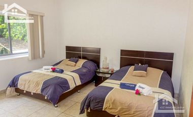 HERMOSA CASA EN VENTA EN LOMAS DE COCOYOC CON ALBERCA Y AMPLIO JARDÍN