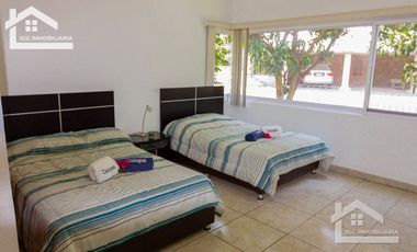 HERMOSA CASA EN VENTA EN LOMAS DE COCOYOC CON ALBERCA Y AMPLIO JARDÍN
