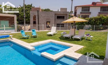 HERMOSA CASA EN VENTA EN LOMAS DE COCOYOC CON ALBERCA Y AMPLIO JARDÍN