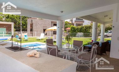 HERMOSA CASA EN VENTA EN LOMAS DE COCOYOC CON ALBERCA Y AMPLIO JARDÍN