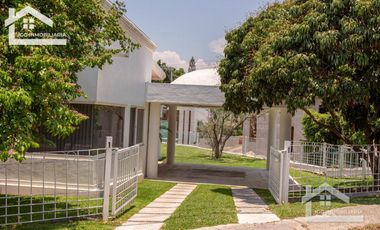 HERMOSA CASA EN VENTA EN LOMAS DE COCOYOC CON ALBERCA Y AMPLIO JARDÍN