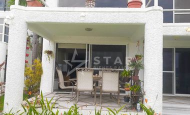 VILLA DE DOS NIVELES EN JOYAS DE BRISAMAR