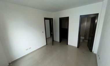 En alquiler departamento de 3 dormitorios en Kennedy.