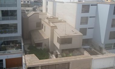 Casa frente a parque en Urb. Higuereta: 326.15 m², 6 dorm, 4 cocheras + parámetros 5 pisos (Surco)