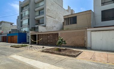 Casa frente a parque en Urb. Higuereta: 326.15 m², 6 dorm, 4 cocheras + parámetros 5 pisos (Surco)