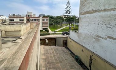 Casa frente a parque en Urb. Higuereta: 326.15 m², 6 dorm, 4 cocheras + parámetros 5 pisos (Surco)