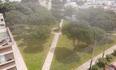 Casa frente a parque en Urb. Higuereta: 326.15 m², 6 dorm, 4 cocheras + parámetros 5 pisos (Surco)