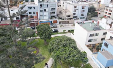 Casa frente a parque en Urb. Higuereta: 326.15 m², 6 dorm, 4 cocheras + parámetros 5 pisos (Surco)