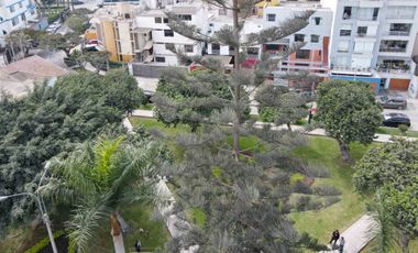 Casa frente a parque en Urb. Higuereta: 326.15 m², 6 dorm, 4 cocheras + parámetros 5 pisos (Surco)