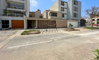 Casa frente a parque en Urb. Higuereta: 326.15 m², 6 dorm, 4 cocheras + parámetros 5 pisos (Surco)