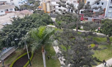 Casa frente a parque en Urb. Higuereta: 326.15 m², 6 dorm, 4 cocheras + parámetros 5 pisos (Surco)