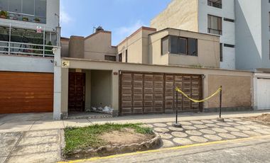 Casa frente a parque en Urb. Higuereta: 326.15 m², 6 dorm, 4 cocheras + parámetros 5 pisos (Surco)