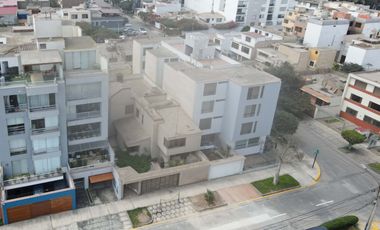 Casa frente a parque en Urb. Higuereta: 326.15 m², 6 dorm, 4 cocheras + parámetros 5 pisos (Surco)