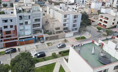 Casa frente a parque en Urb. Higuereta: 326.15 m², 6 dorm, 4 cocheras + parámetros 5 pisos (Surco)