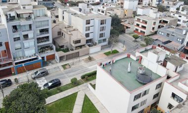 Casa frente a parque en Urb. Higuereta: 326.15 m², 6 dorm, 4 cocheras + parámetros 5 pisos (Surco)