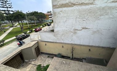 Casa frente a parque en Urb. Higuereta: 326.15 m², 6 dorm, 4 cocheras + parámetros 5 pisos (Surco)