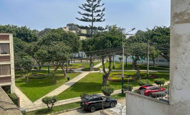 Casa frente a parque en Urb. Higuereta: 326.15 m², 6 dorm, 4 cocheras + parámetros 5 pisos (Surco)