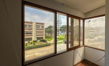 Casa frente a parque en Urb. Higuereta: 326.15 m², 6 dorm, 4 cocheras + parámetros 5 pisos (Surco)