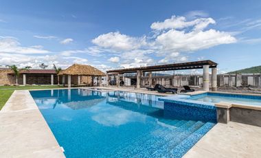 Casa en Venta con 3 recamaras alberca en Fraccionamiento en Xochitepec Morelos