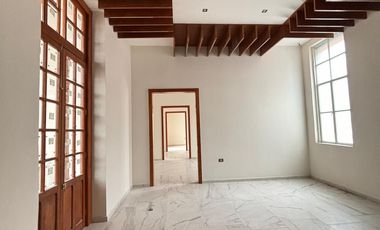 CASONA EN ESQUINA  1,080  m2 CON USO DE SUELO COMERCIAL EN RENTA EN CENTRO HISTÓRICO DE PUEBLA.