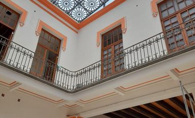 CASONA EN ESQUINA  1,080  m2 CON USO DE SUELO COMERCIAL EN RENTA EN CENTRO HISTÓRICO DE PUEBLA.