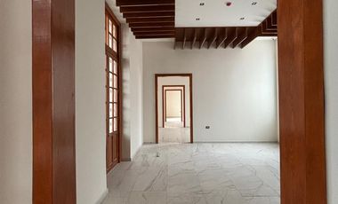 CASONA EN ESQUINA  1,080  m2 CON USO DE SUELO COMERCIAL EN RENTA EN CENTRO HISTÓRICO DE PUEBLA.