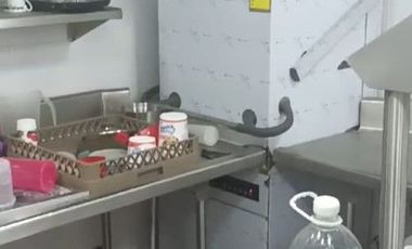 Local comercial en renta, con inmobiliario para restaurante, todo en acero inoxidable