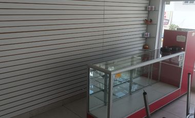 Local comercial en renta, con inmobiliario para restaurante, todo en acero inoxidable