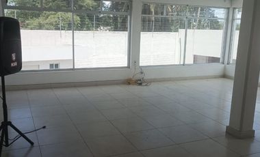 Local comercial en renta, con inmobiliario para restaurante, todo en acero inoxidable