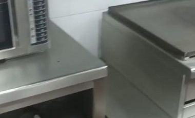 Local comercial en renta, con inmobiliario para restaurante, todo en acero inoxidable
