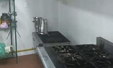 Local comercial en renta, con inmobiliario para restaurante, todo en acero inoxidable