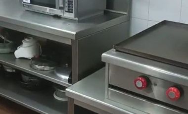 Local comercial en renta, con inmobiliario para restaurante, todo en acero inoxidable