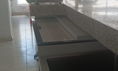 Local comercial en renta, con inmobiliario para restaurante, todo en acero inoxidable