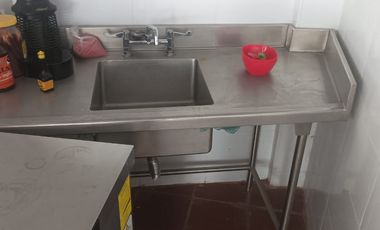 Local comercial en renta, con inmobiliario para restaurante, todo en acero inoxidable