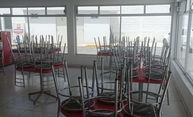 Local comercial en renta, con inmobiliario para restaurante, todo en acero inoxidable
