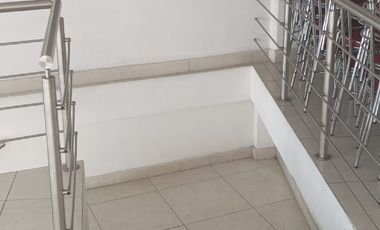Local comercial en renta, con inmobiliario para restaurante, todo en acero inoxidable