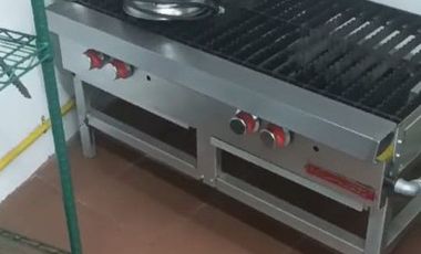 Local comercial en renta, con inmobiliario para restaurante, todo en acero inoxidable