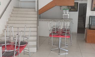 Local comercial en renta, con inmobiliario para restaurante, todo en acero inoxidable