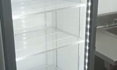 Local comercial en renta, con inmobiliario para restaurante, todo en acero inoxidable