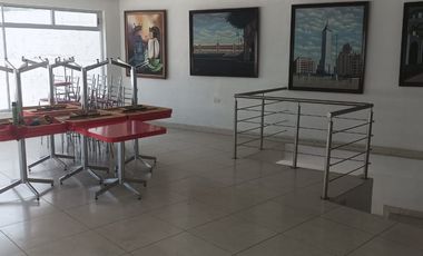 Local comercial en renta, con inmobiliario para restaurante, todo en acero inoxidable