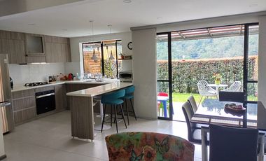 Vendo hermosa casa en conjunto cerrado en sector La Florida de 149m2.