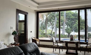 Casa en venta , sector Samborondón, al pie del río.