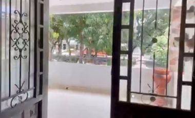 CASA ESQUINERA TRES PISIOS