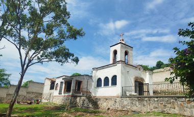 Quinta con capilla, terraza techada a pie de cerro