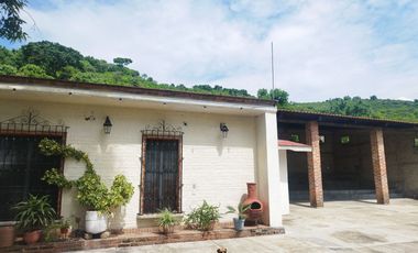 Quinta con capilla, terraza techada a pie de cerro