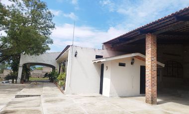 Quinta con capilla, terraza techada a pie de cerro