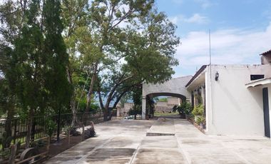 Quinta con capilla, terraza techada a pie de cerro