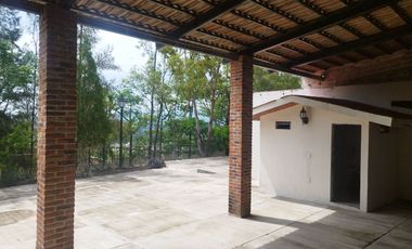 Quinta con capilla, terraza techada a pie de cerro