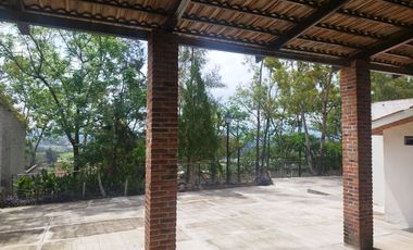 Quinta con capilla, terraza techada a pie de cerro