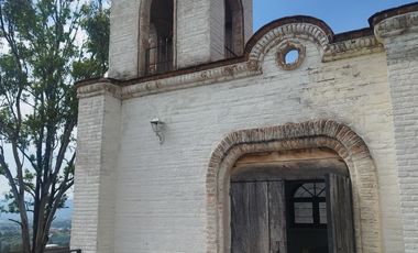 Quinta con capilla, terraza techada a pie de cerro